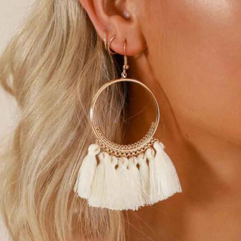 Aretes bohemios con borlas en forma de V