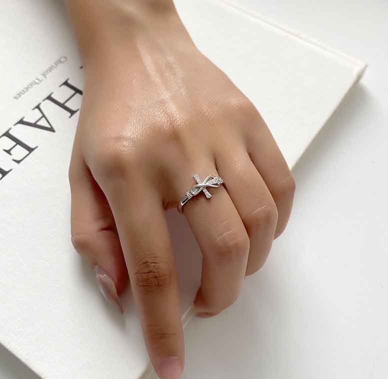 Anillo ajustable con grabado de cruz infinito