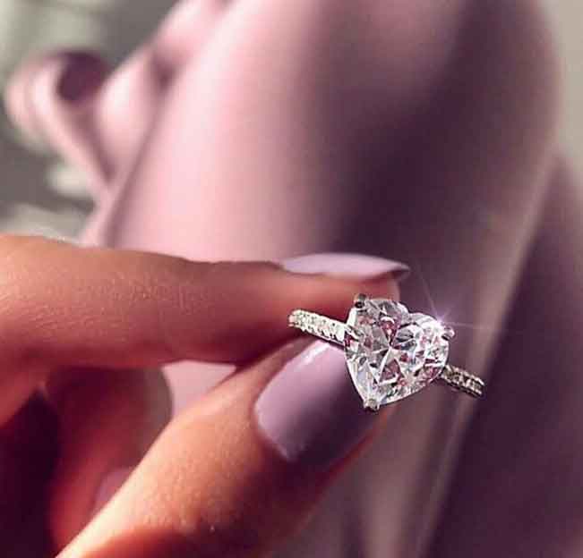 Anillo en forma de corazón de circón AAA con incrustaciones
