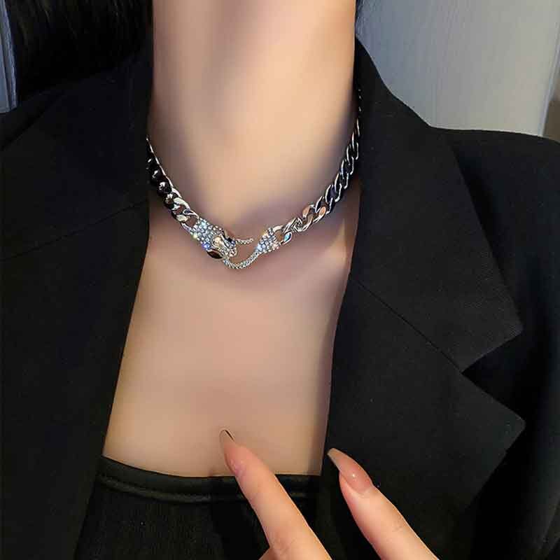 Collar serpentina de ondas de agua