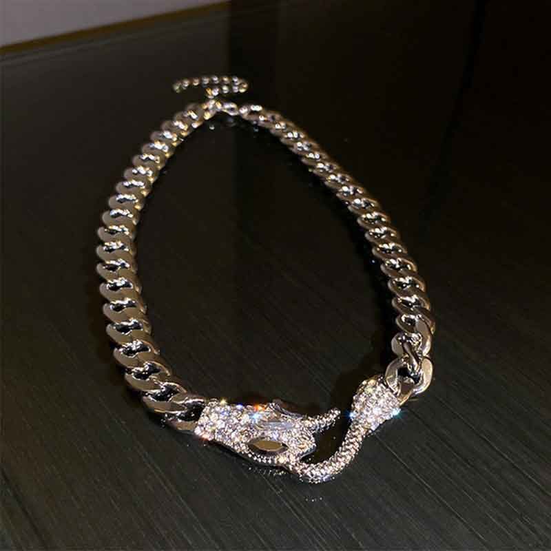 Collar serpentina de ondas de agua