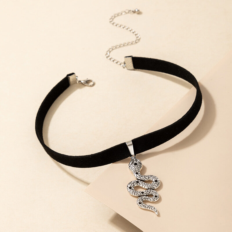 Gargantilla con colgante de serpiente cobra