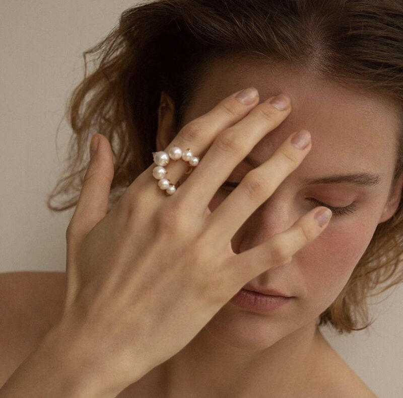 Anillo de perlas de media luna