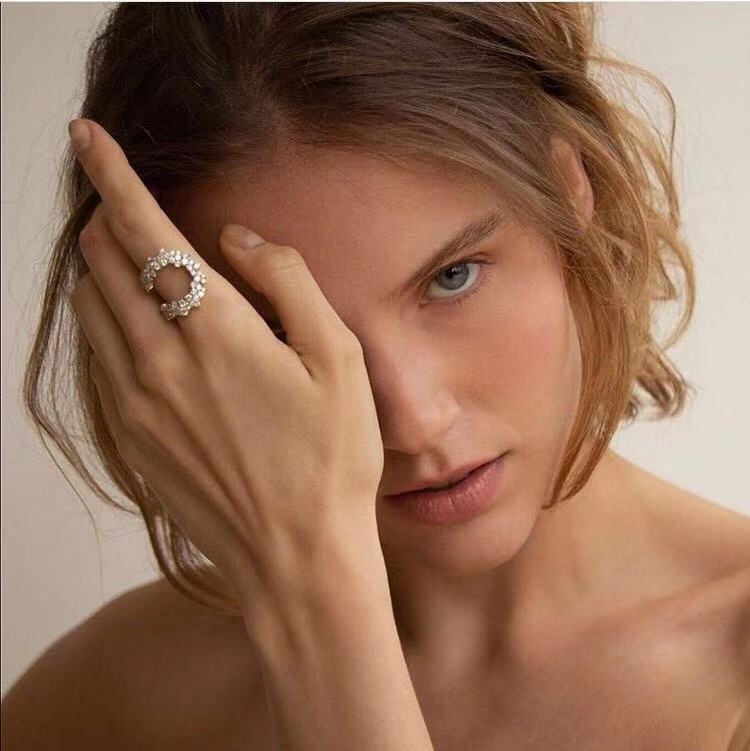 Anillo de perlas de media luna