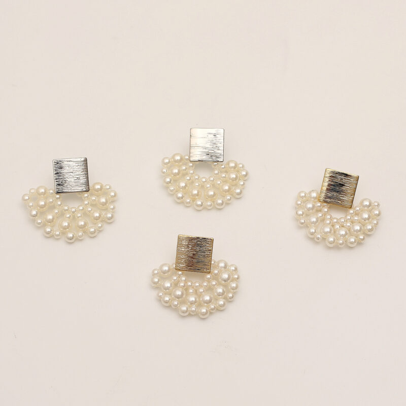 Aretes de perlas festoneadas tejidas a mano con perlas