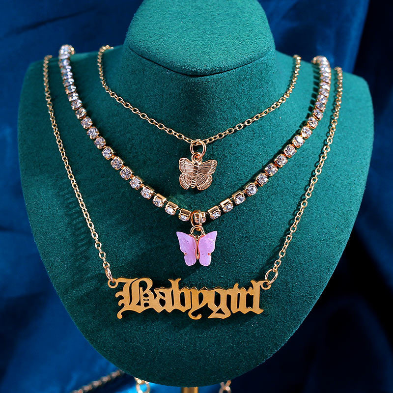 Collar multicapa con colgante de mariposa