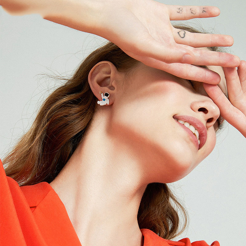 Pendientes creativos de astronauta