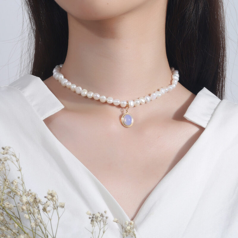Collar de perlas irregular con medallón