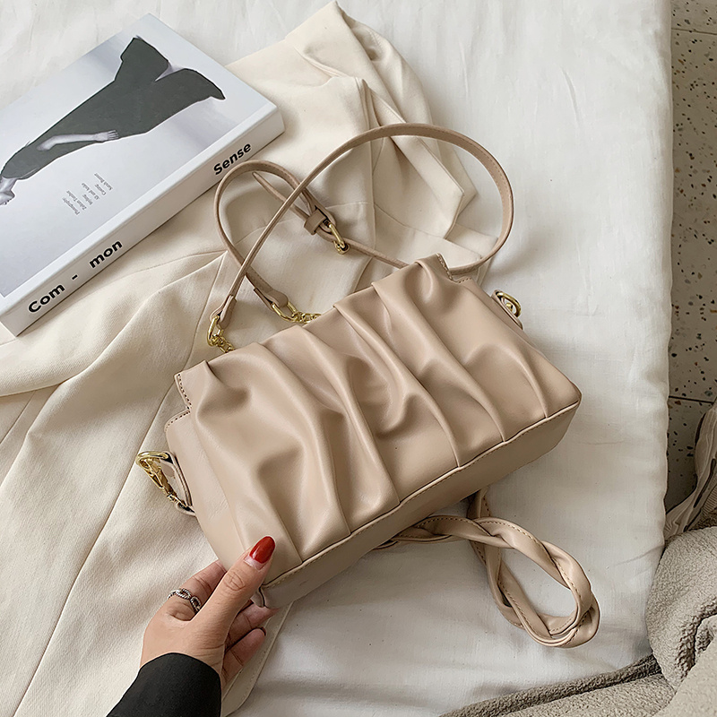 Bolso pequeño con textura de olas