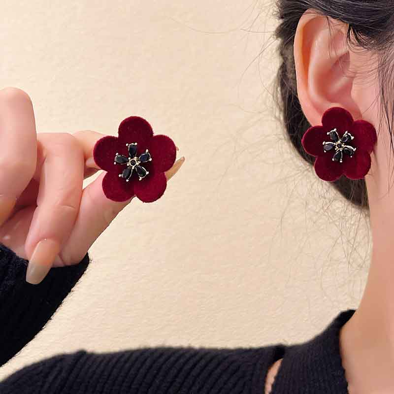 Pendientes de botón con flores y diamantes