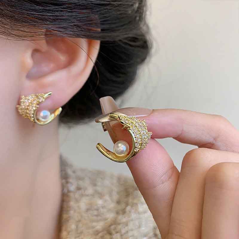 Pendientes con microperlas incrustadas en forma de hojas
