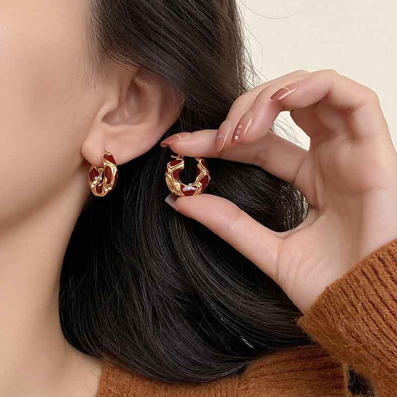 Pendientes modernos de aro pequeños con textura de metal y esmalte de color para mujer
