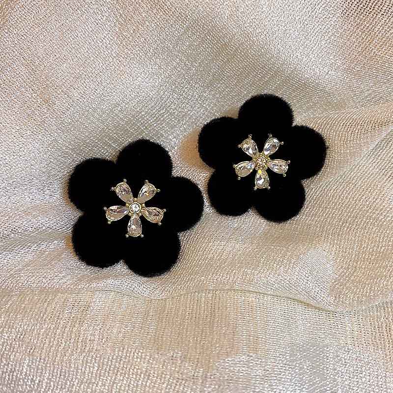 Pendientes de botón con flores y diamantes
