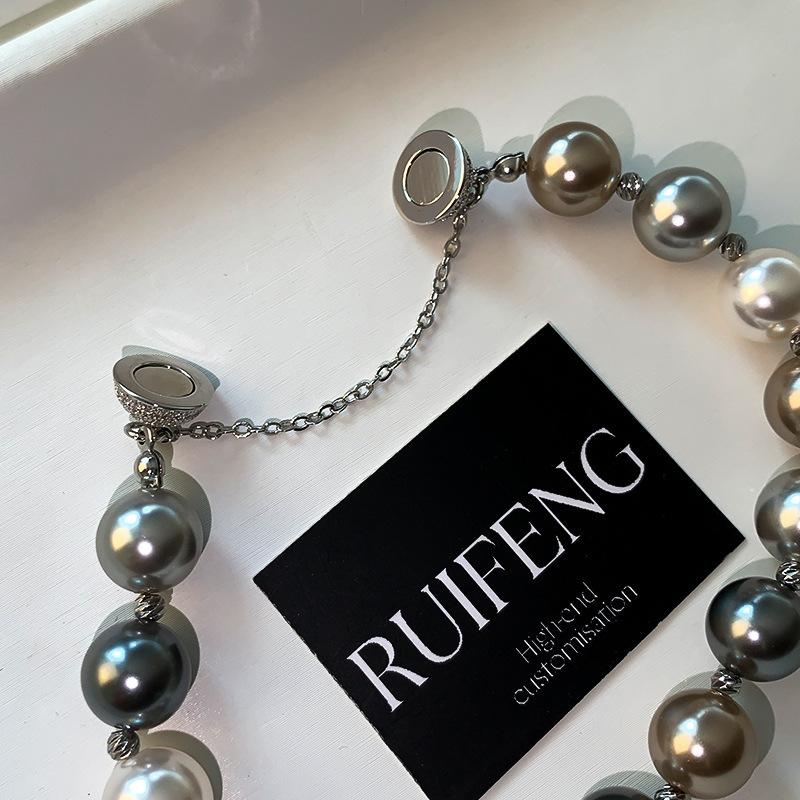 Pulsera con perla gris y cierre magnético para mujer