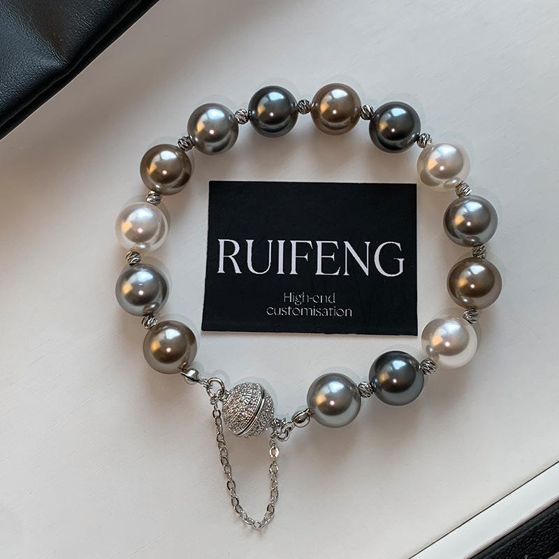 Pulsera con perla gris y cierre magnético para mujer