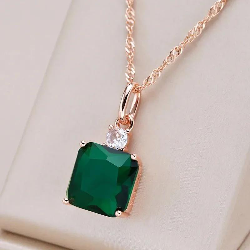 Colgante de Piedra Verde con Diamante
